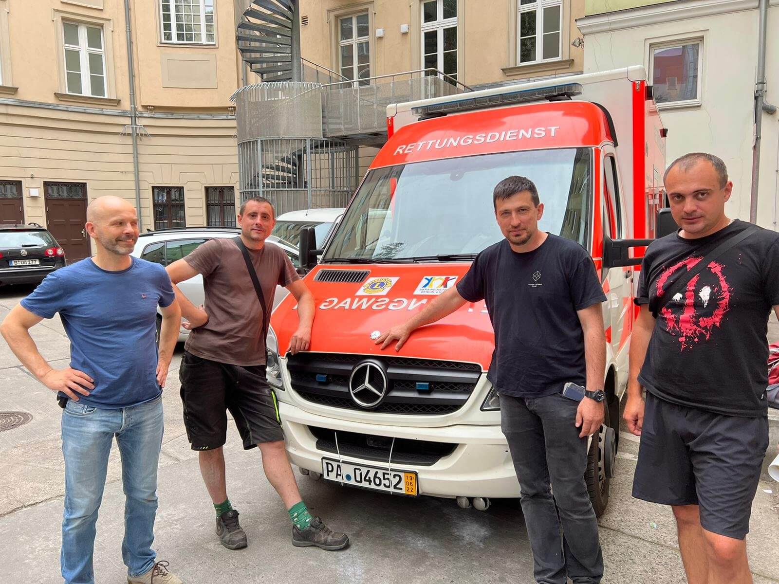 Übergabe eines Rettungswagens