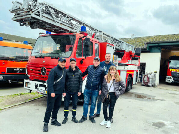 Feuerwehr, Pickups und Medikamente übergeben