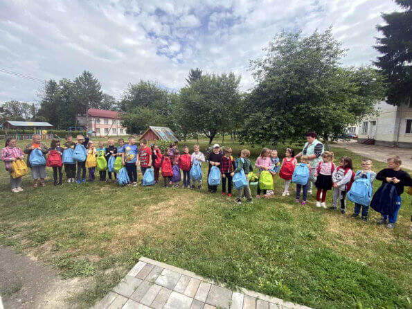 Hilfe mit Rucksäcken für Schulkinder