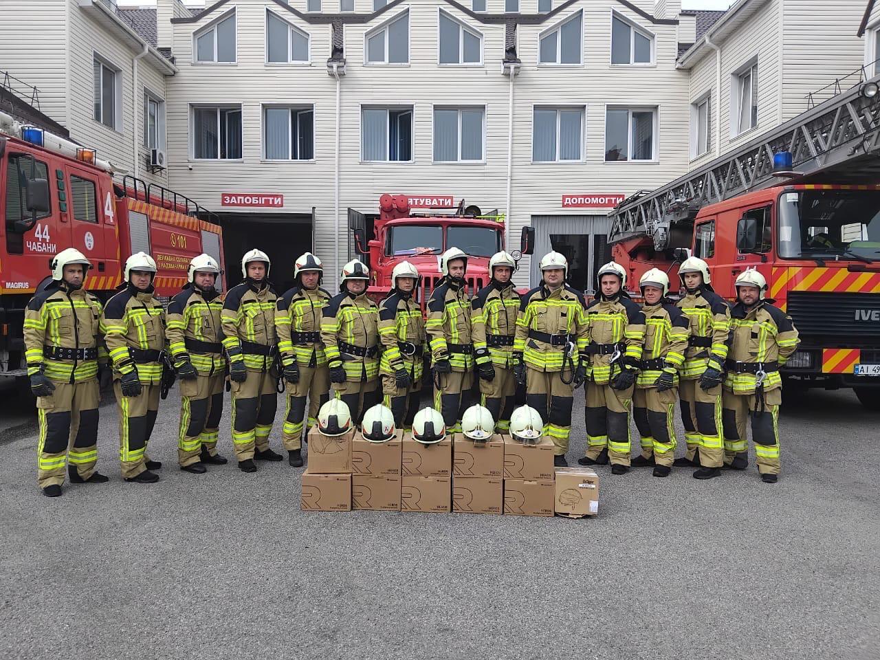 Feuerwehr-Ausrüstung übergeben und Operationen ermöglicht