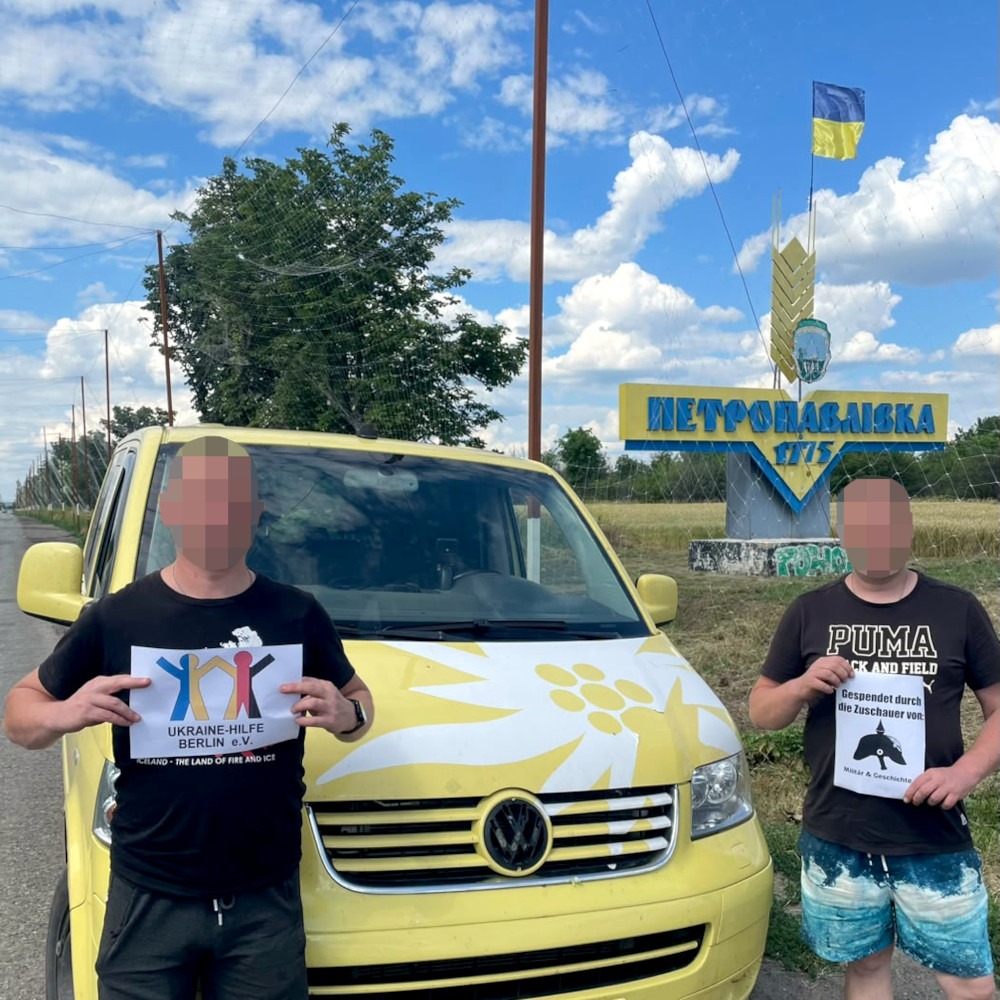 Zehn Evakuierungsautos in die Ukraine überführt