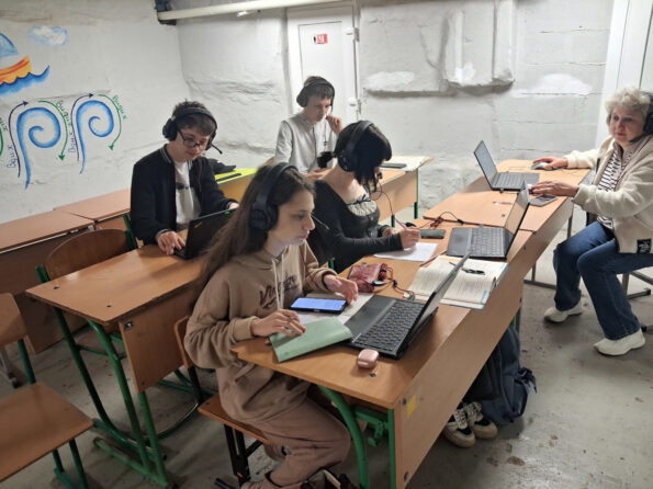 80 Laptops und 160 Headsets geliefert